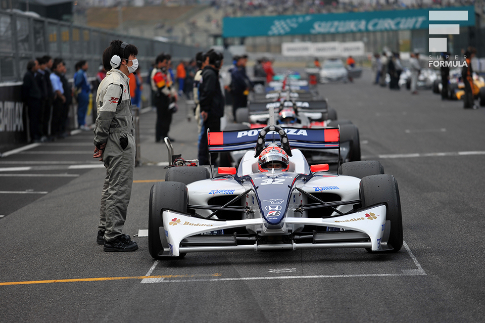 SUPER_FORMULA's tweet photo. おはようございます☀
今日は2013年開幕戦Rd.1 SUZUKA📸です
このとき1996年から始まった
"フォーミュラ・ニッポン" があらたに
#スーパーフォーミュラ となった年でした
当時の様子は ↓コチラ↓
https://t.co/cgW2pF4V6w
#SUPERFORMULA
#SF13 #SFjp #SFormula #Formula https://t.co/LfIMwxdznS