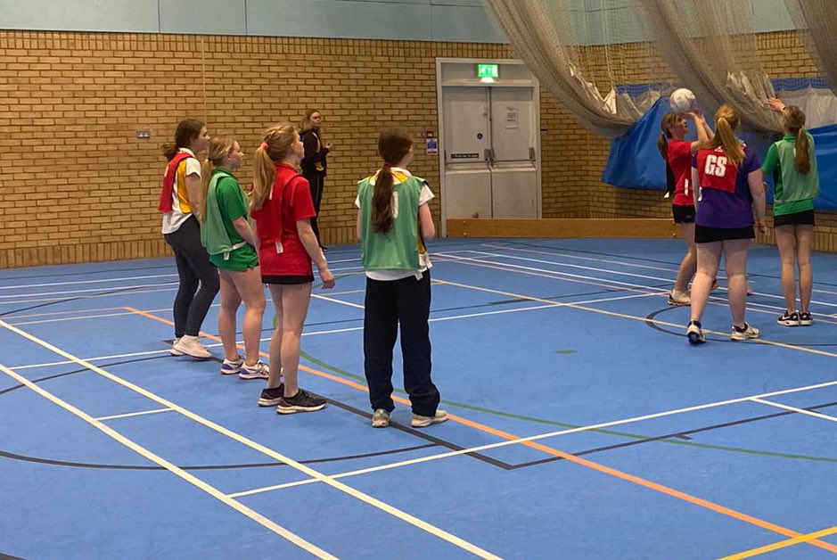 OratorySport's tweet photo. 📸 Yr 9 &amp; 10 @OratoryNetball #InterHouse 🟡⚫️ #OratorySport https://t.co/ghoqA7bm7G