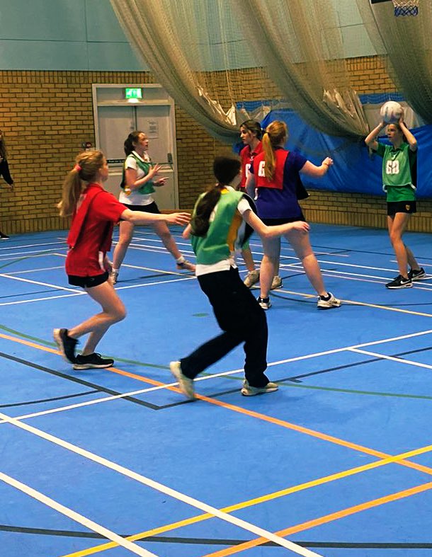 OratorySport's tweet photo. 📸 Yr 9 &amp; 10 @OratoryNetball #InterHouse 🟡⚫️ #OratorySport https://t.co/ghoqA7bm7G