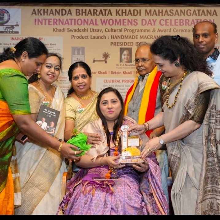 Geetkhera1234's tweet photo. Received tremendous regard and love from Bangalore . It was wonderful awesome classy program organised by Akhand Bharat Khadi Mahasangathan on for celebrating International Women's Day where I was honoured by "VAJRASTHREE AWARD"  and our organization as "BEST  NGO" https://t.co/OUGyYYOsVo