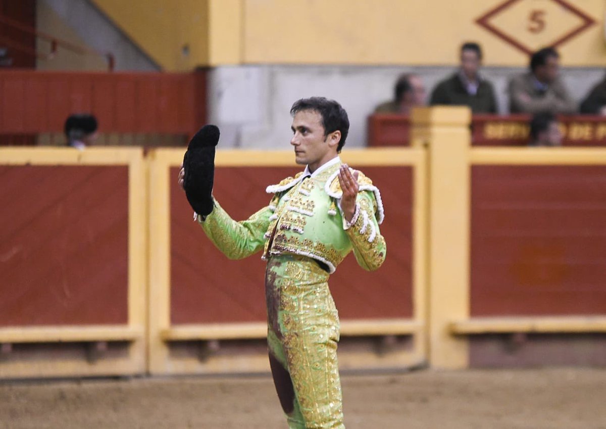 CopaChenel's tweet photo. 📸 Avance Moralzarzal, Cuarta  clasificatoria de la Copa Chenel 

4️⃣ Ovación con saludos tras aviso a @FilibertoMtnez en el cuarto, de José Enrique Fraile de Valdefresno, aplaudido en el arrastre https://t.co/DVy4ZVS2eF