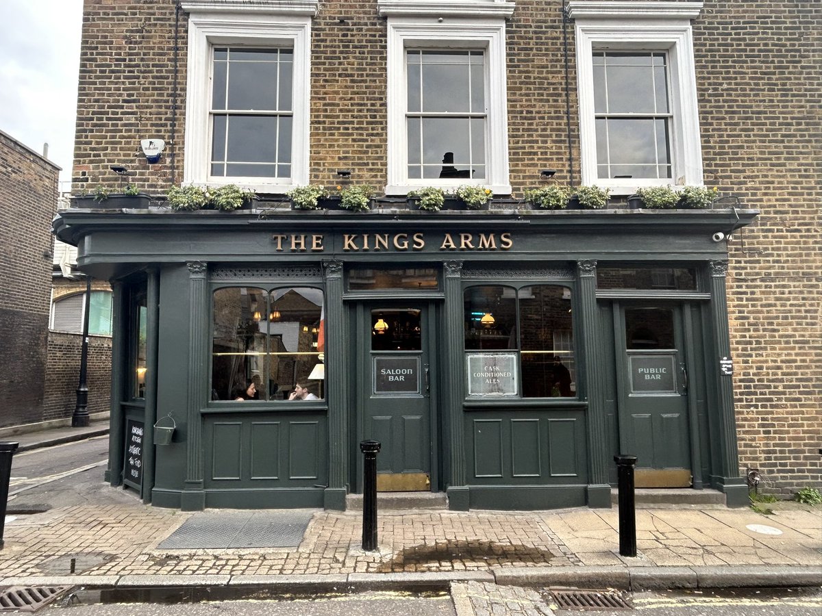PubsSaving's tweet image. Great Thai food and cask ale @thekingsarmsse1 Good to see the pub busy on a Sunday afternoon! ❤️🍺 #pubs #favouritepubs #bestpubs #waterloo #se1