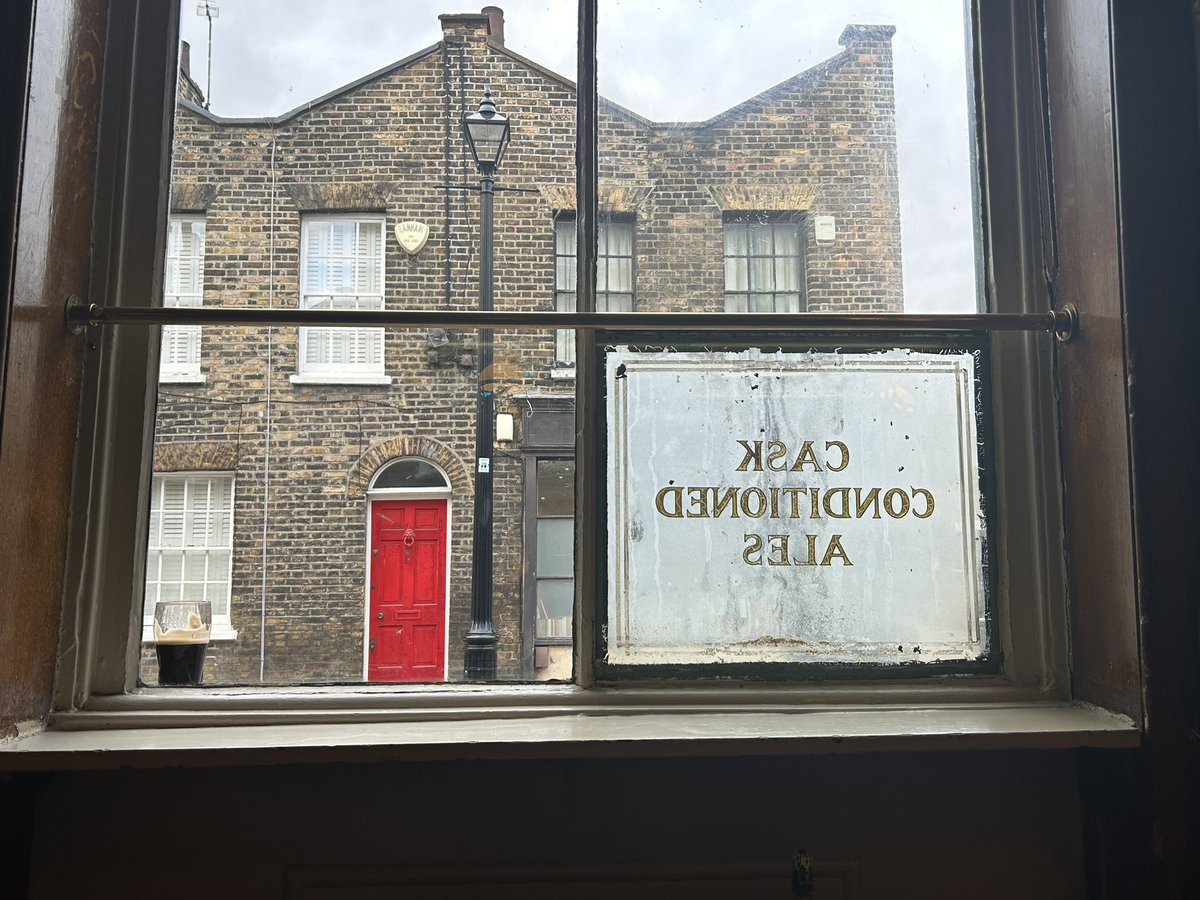 PubsSaving's tweet image. Great Thai food and cask ale @thekingsarmsse1 Good to see the pub busy on a Sunday afternoon! ❤️🍺 #pubs #favouritepubs #bestpubs #waterloo #se1