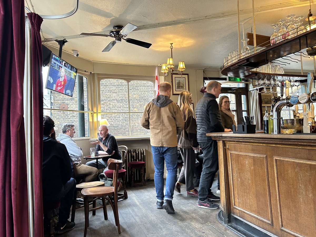 PubsSaving's tweet image. Great Thai food and cask ale @thekingsarmsse1 Good to see the pub busy on a Sunday afternoon! ❤️🍺 #pubs #favouritepubs #bestpubs #waterloo #se1