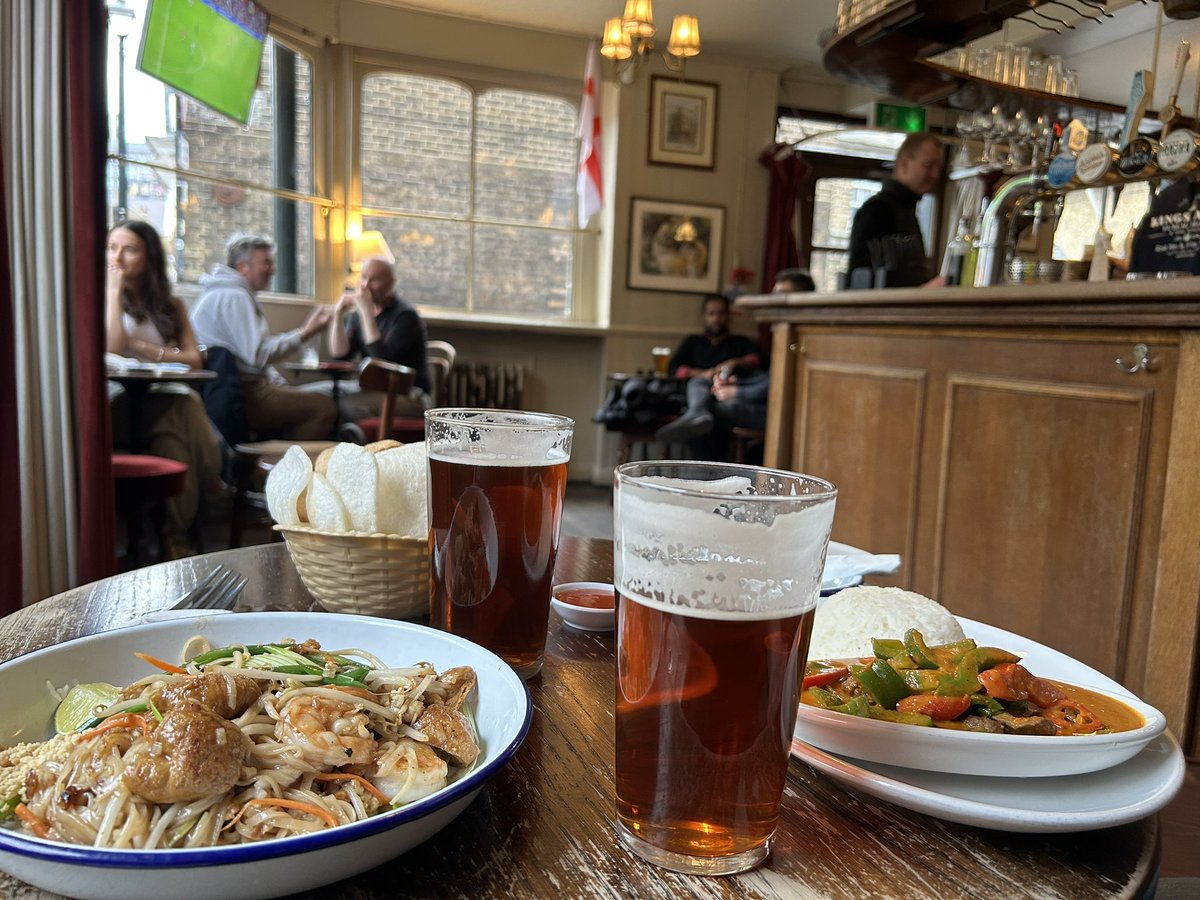 PubsSaving's tweet image. Great Thai food and cask ale @thekingsarmsse1 Good to see the pub busy on a Sunday afternoon! ❤️🍺 #pubs #favouritepubs #bestpubs #waterloo #se1