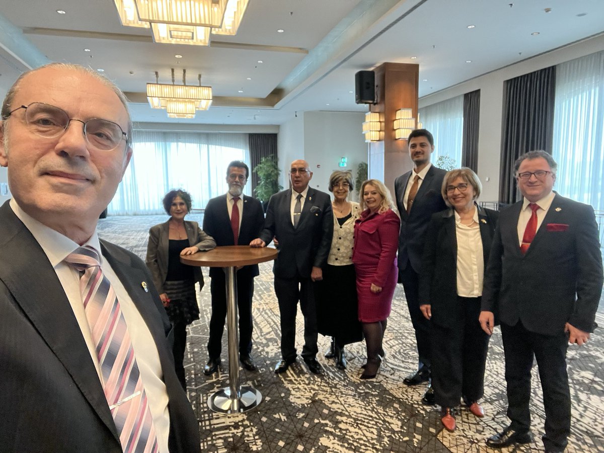 uskudar_lions's tweet photo. Genel Yönetmen 1. Yrd. Nur Arat’ın, 2022-2024 Çalışma Dönemi Programını açıkladığı Suadiye Lions Kulübü’nün Mart ayı toplantısına katıldık. #weserve #lionsclubs #lionsturkiye #118ylions #118yleo https://t.co/ZpAjZnLK7J