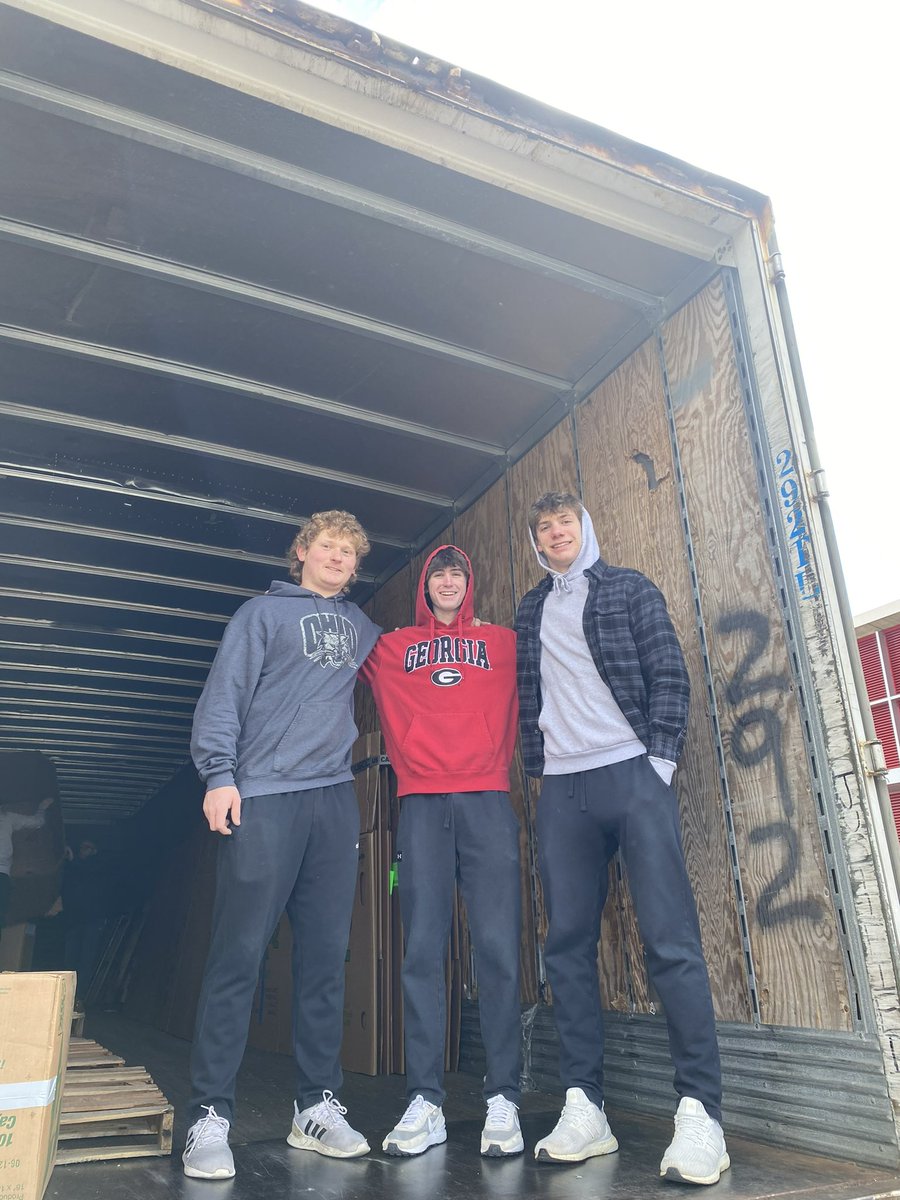 LaSallePride's tweet photo. The Lancers are ready to accept your donations today until 5pm for day 1 of our Truck Full of Love: Clothing Drive! 

Drop off your donations of gently used clothes, shoes and blankets today and help us fill THREE semis!

#calledtoserve #TFOL @LaSalleAlumni @LS_LancerATH https://t.co/Y9vRGOedRG