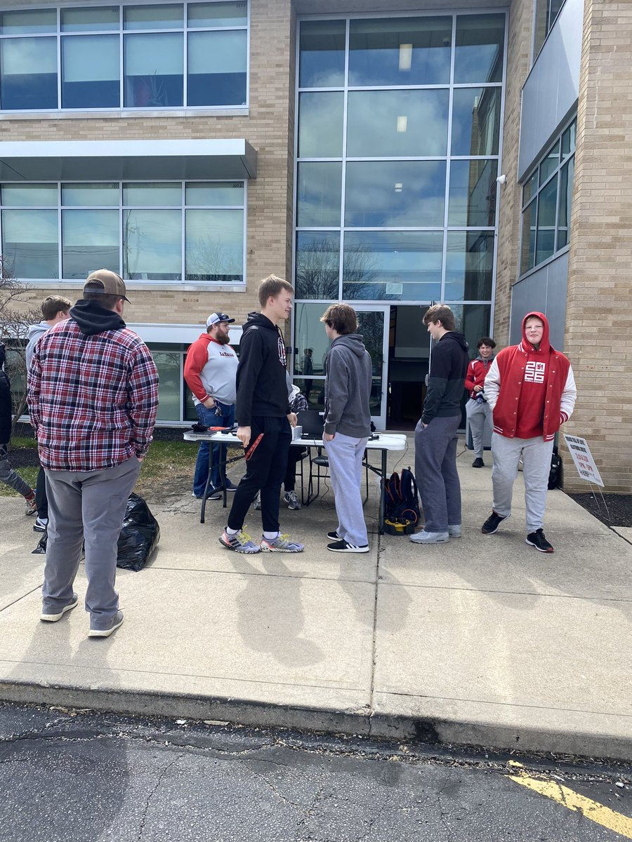 LaSallePride's tweet photo. The Lancers are ready to accept your donations today until 5pm for day 1 of our Truck Full of Love: Clothing Drive! 

Drop off your donations of gently used clothes, shoes and blankets today and help us fill THREE semis!

#calledtoserve #TFOL @LaSalleAlumni @LS_LancerATH https://t.co/Y9vRGOedRG