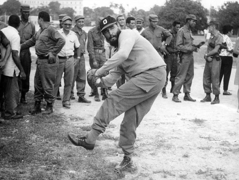 In honor of Cuba playing the United States in tonight's #WBC23 semifinal, here's a thread of Comandante Fidel Castro playing baseball ⚾️🇨🇺

En honor a la semifinal Cuba-Estados Unidos del #WBC23 de esta noche, aquí hay un hilo del Comandante Fidel Castro jugando béisbol ⚾️🇨🇺