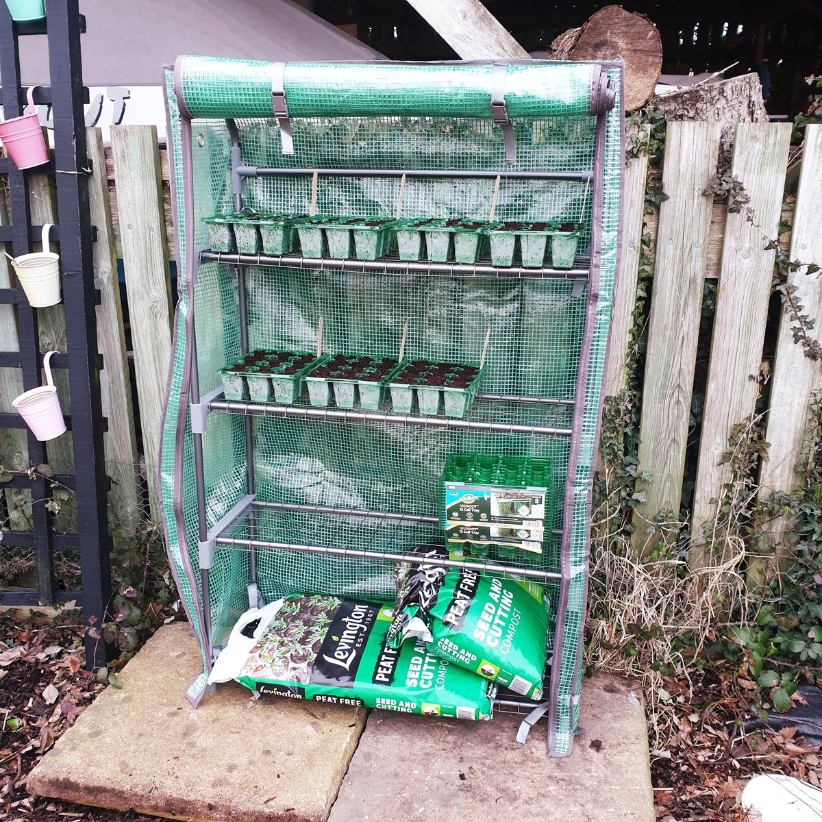 LCMarketing_'s tweet photo. A productive afternoon 🌱😌

#smallbusiness #smallbusinessowner #happyweekend #gardening https://t.co/ZbWH7ZH92Q