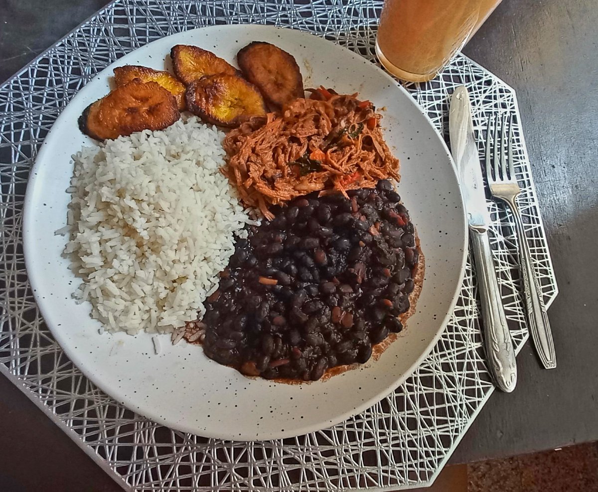 yolucecita's tweet photo. Buenas tardes mis twitteros. Ya listo el almuerzo del domingo pq ajá, tocó.
😋🍴🍽🥛🧃😎😊🥰😄🍀
#PabellonCriollo #AlmuerzoDeDomingo #CocinandoAndo #FelizDomingoATodos
#Caraotas #CarneMechada
#MeLoComoTodo https://t.co/KMzPOofbLC