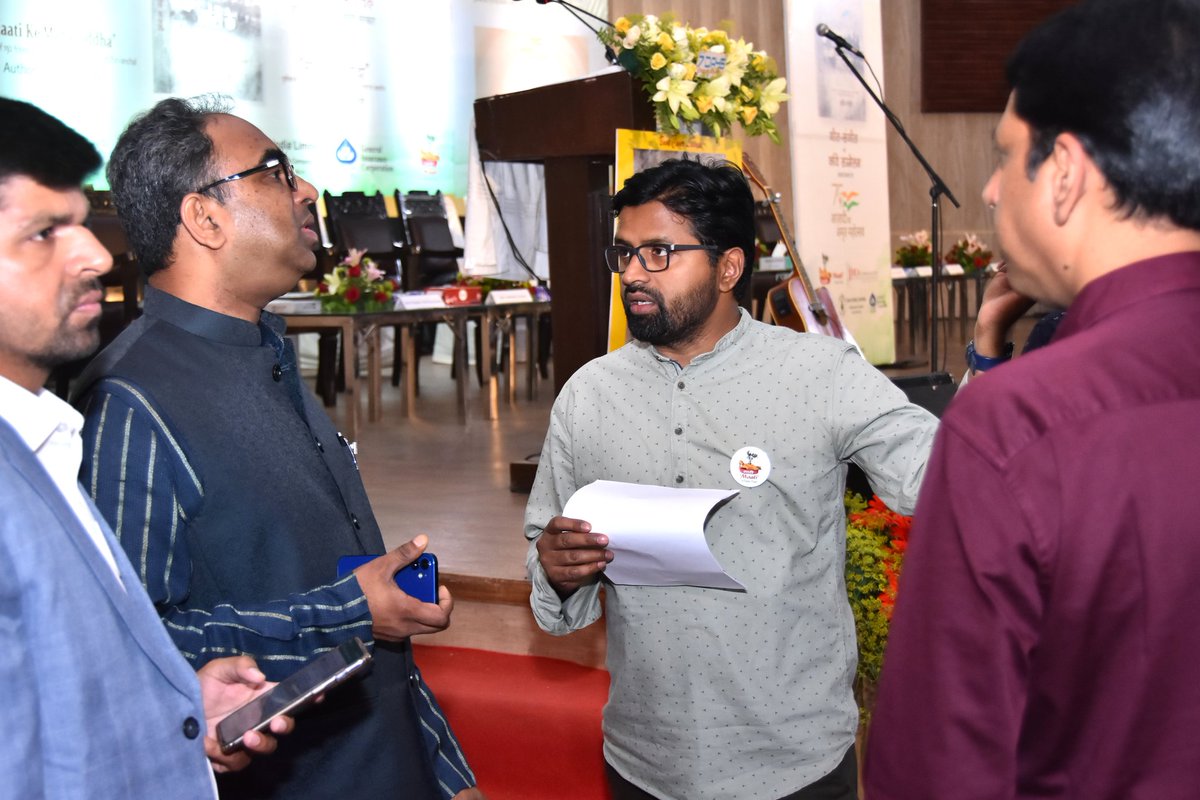 MIAlam1981's tweet photo. Team @FestivalMaati at #Lucknow during #booklaunch 'माटी के महायोद्धा' by @AsifAzmi_Delhi

#MIAlam https://t.co/aGCk8eMrpO
