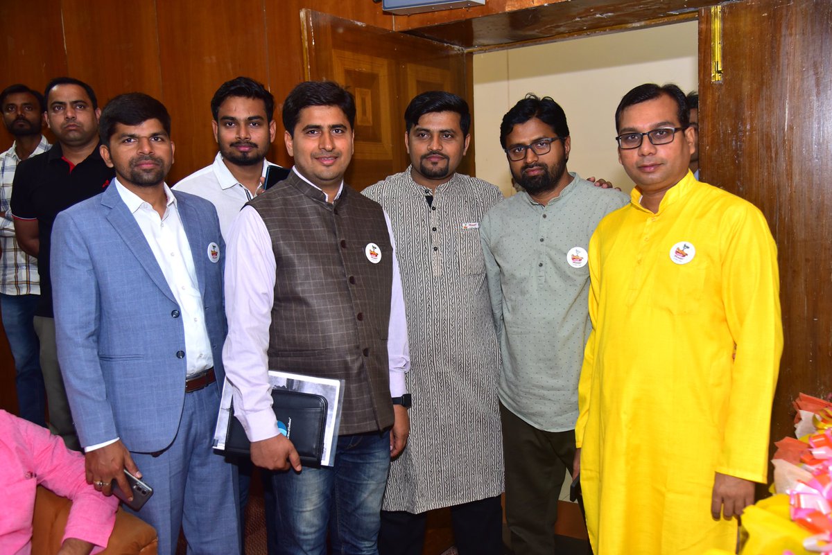 MIAlam1981's tweet photo. Team @FestivalMaati at #Lucknow during #booklaunch 'माटी के महायोद्धा' by @AsifAzmi_Delhi

#MIAlam https://t.co/aGCk8eMrpO