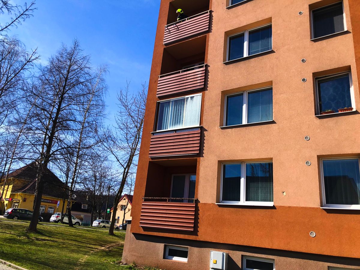 hasicifrenstat's tweet photo. Požár na balkoně výškové budovy zlikvidoval již v zárodku kolemjdoucí člen naší jednotky. Společně s další osobou zalarmovali hasiče, vykopli dveře bytu a pomocí hasicího přístroje uhasili hořící předměty na balkoně. #hasicifrenstat #pozar
https://t.co/eANUmBmA8K https://t.co/lKXS41BZ63