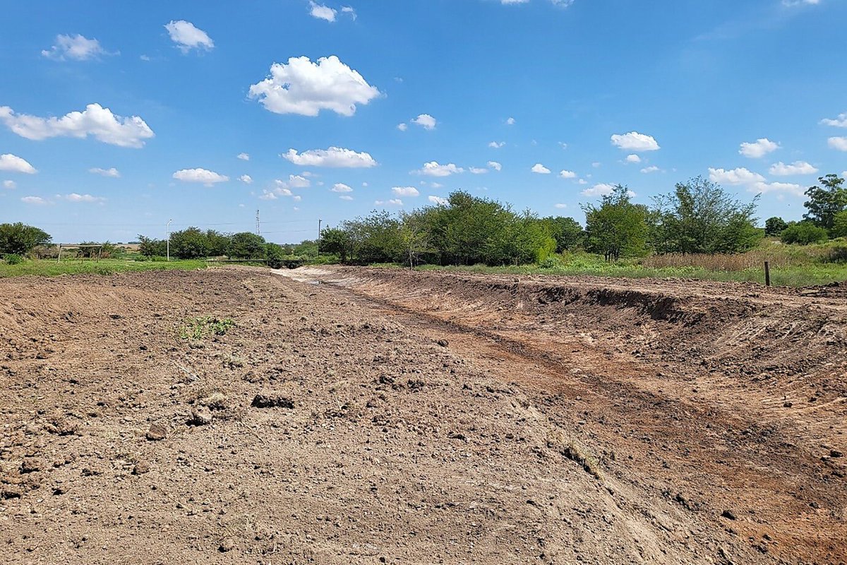 minplan_er's tweet image. 📈Con una inversión superior a los 228 millones de pesos de fondos del tesoro provincial, la obra de desagües pluviales de la Cuenca Oeste de #Seguí, departamento #Paraná, comenzó su ejecución con buen ritmo de trabajo.

#Obras #Avance #Desagües