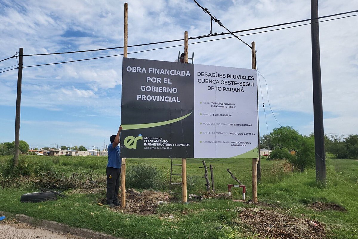 minplan_er's tweet image. 📈Con una inversión superior a los 228 millones de pesos de fondos del tesoro provincial, la obra de desagües pluviales de la Cuenca Oeste de #Seguí, departamento #Paraná, comenzó su ejecución con buen ritmo de trabajo.

#Obras #Avance #Desagües
