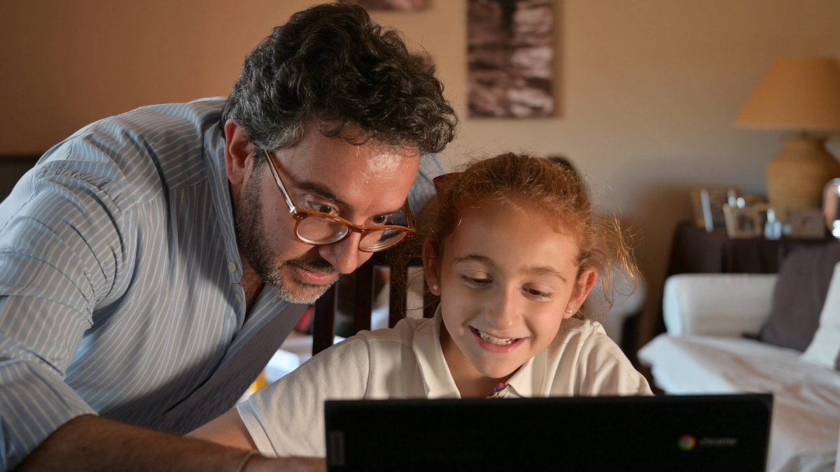 Hoy es vuestro día. Padres. Seguid ahí. Cada hijo os necesita para sentirse seguro, para sentirse querido, para querer.
Cada día es vuestro. Aportáis mucho a la felicidad de vuestros hijos. Cada uno es único.
#DíaDelPadre #DiaDelPadre #EducaciónEnValores #EducaciónPersonalizada