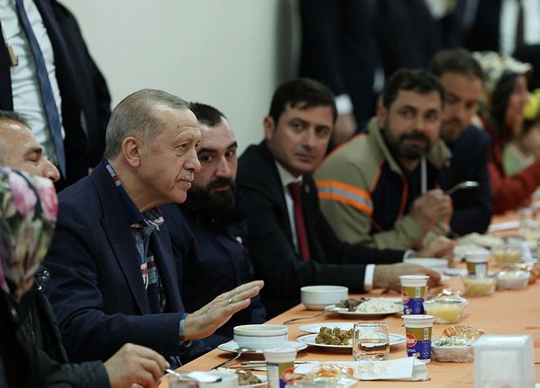 brc_x_'s tweet photo. Cumhurbaşkanı Recep Tayyip Erdoğan Balıkesir'de depremzedelerle bir araya geldi.

Cumhurbaşkanı Erdoğan burada "Bugüne kadar verdiğimiz sözleri nasıl yerine getirdiysek inşallah burada da verilen sözler yerine gelecektir" dedi https://t.co/tZhdRKixEy