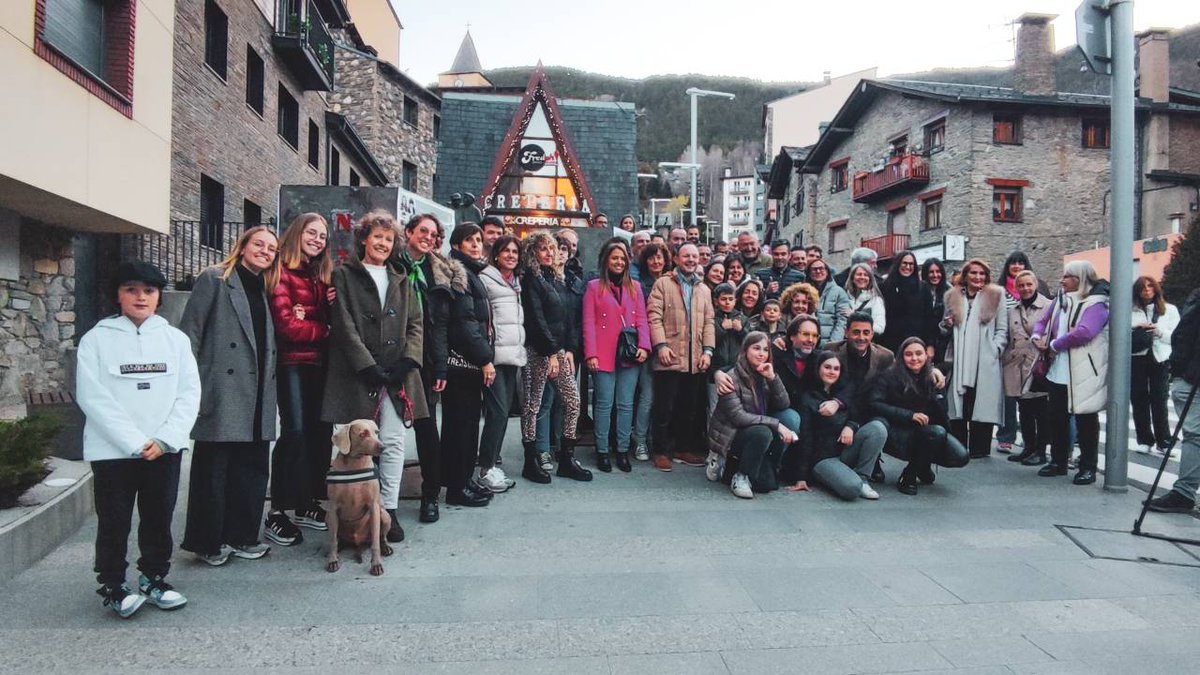 CCompromesos's tweet photo. Moltes gràcies a tots els que ens heu acompanyat a l'enganxada de cartells 🥰💪🏼 #confiançaccda #lamassana https://t.co/pOleaW9Q6u