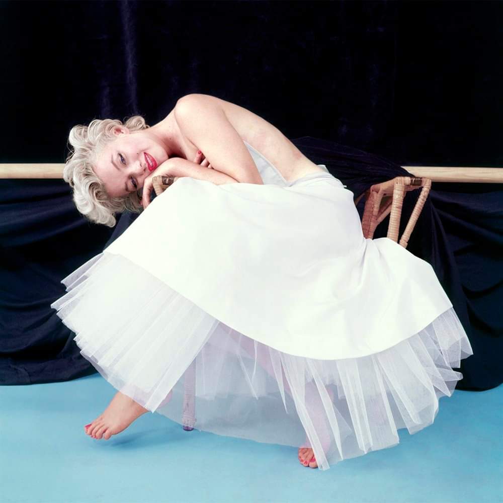 Marilyn posing for the ‘Ballerina Series.’
New York, 1954.
📸: #MiltonHGreene