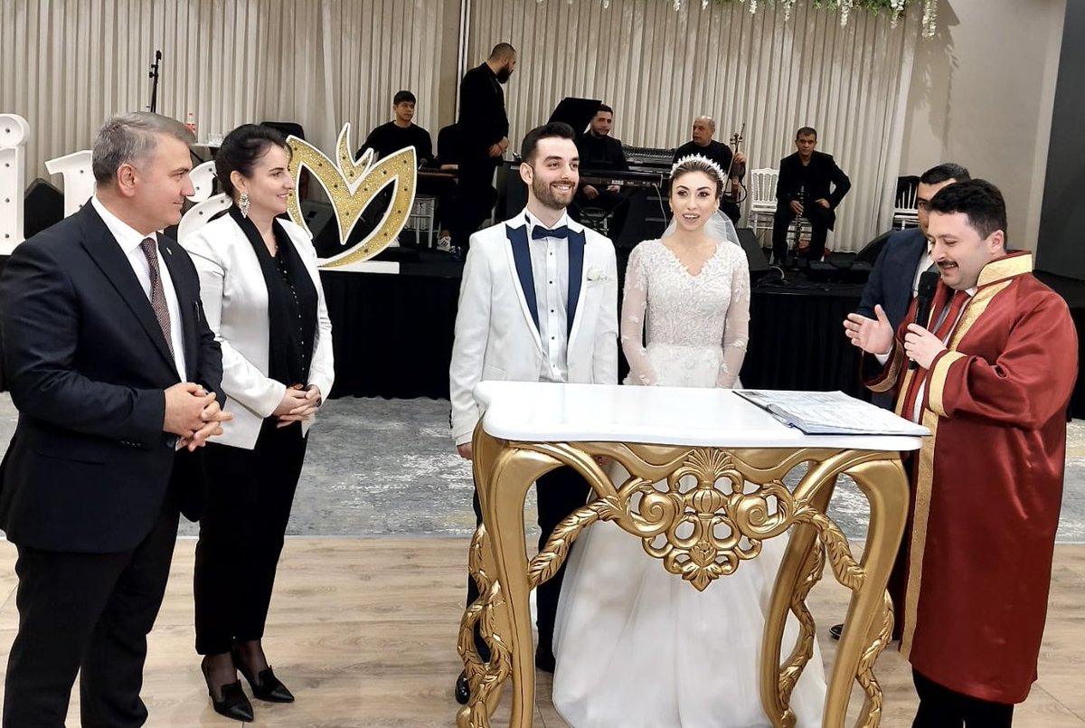 Sevgili Öğretmenimiz Ezgi Erol’un mutlu gününe şahitlik ettim. 🌺Ezgi &amp; Ahmet Taha çiftine bir ömür boyu mutluluklar dilerim.🧿