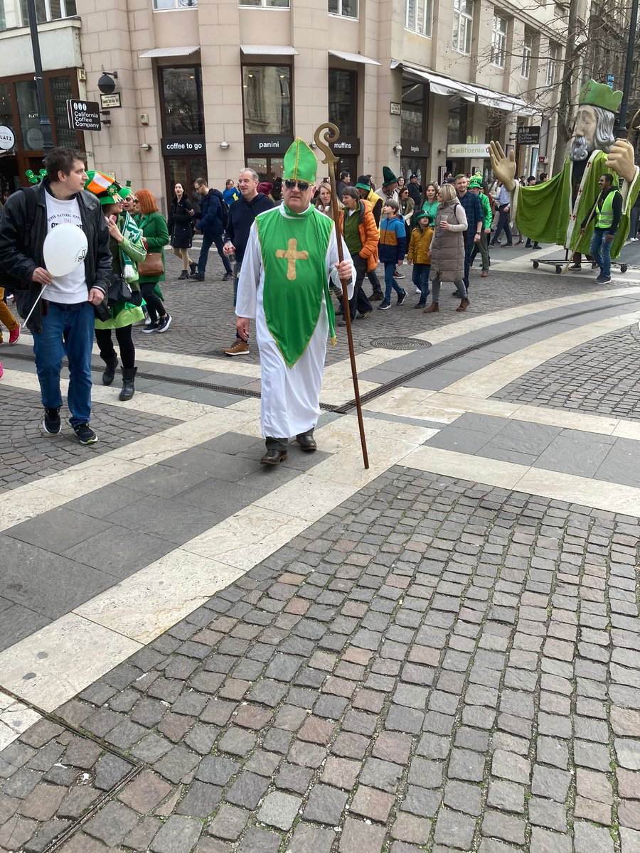 The family & I had a great time at the Budapest #StPatricksDay parade ☘️

An honour to lead out the parade. Special thanks to all the performers, volunteers, sponsors & to all those who turned out to join us & of course to the @IHBCircle for marking it all happen 🙏💚