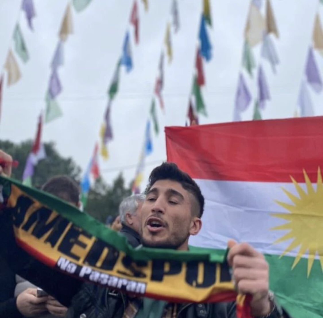 TTBursaspor16's tweet photo. Bütün milletvekillerinin, şarkıcıların, oyuncuların, tiyatrocuların, yazarların ve daha nicelerinin savunduğu amedspor’un destekçilerinin nevruz kutlamaları adı altındaki yürüyüşte terörist elebaşı çocuk katili öcalan lehinde sloganlar attı. Boşuna demiyoruz #amedsporteröristtir https://t.co/LlfGl6hrBW
