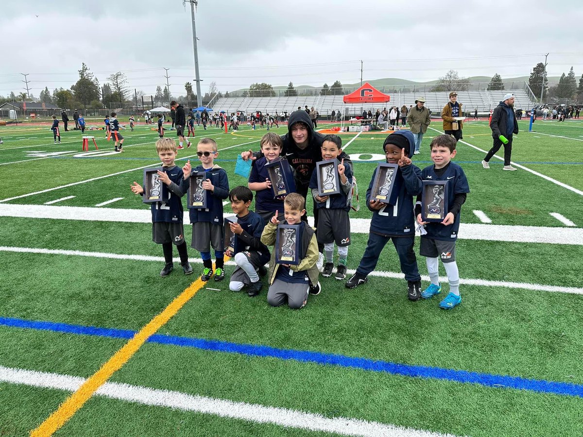 MrPratt_85's tweet photo. #nextlevelflag @CalHighFootball great program and came home with the championship. https://t.co/pwyEZh52zD