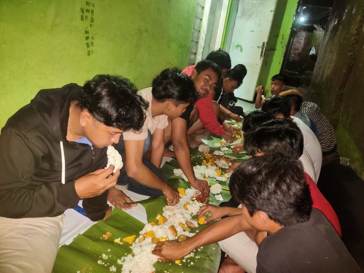 VoidsMr's tweet image. Ini antara munggahan sama ngasih makan gelandangan. Hahaha @RivaldyRastabil

#Munggahan #ramadhan2023 #RamadhanVibes #sadang