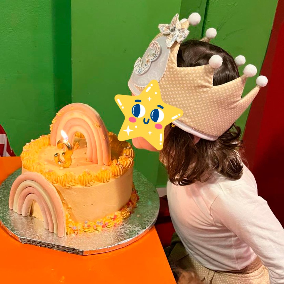 Nos encanta haceros felices... ¡Y mucho más a los peques de la casa! ¿Os gusta la tarta personalizada que hemos preparado para la cumpleañera? 🌈🍰
