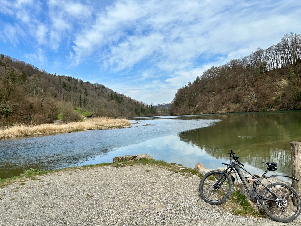 ChristianSchlat's tweet photo. Früheligsuusfährtli 😎

#Tössegg #Töss #Rhein #biketour https://t.co/9oJOL6DN2d