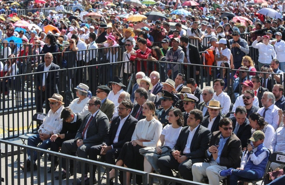 GmoSheridan's tweet photo. En primera fila los que son más iguales que nadie.
En segunda fila, los que ya casi son más iguales que nadie.
En la tercera y cuarta, los que sueñan con ser más iguales que nadie.

Y atrás de todos ellos, nadie. https://t.co/aqCF4XRzXM