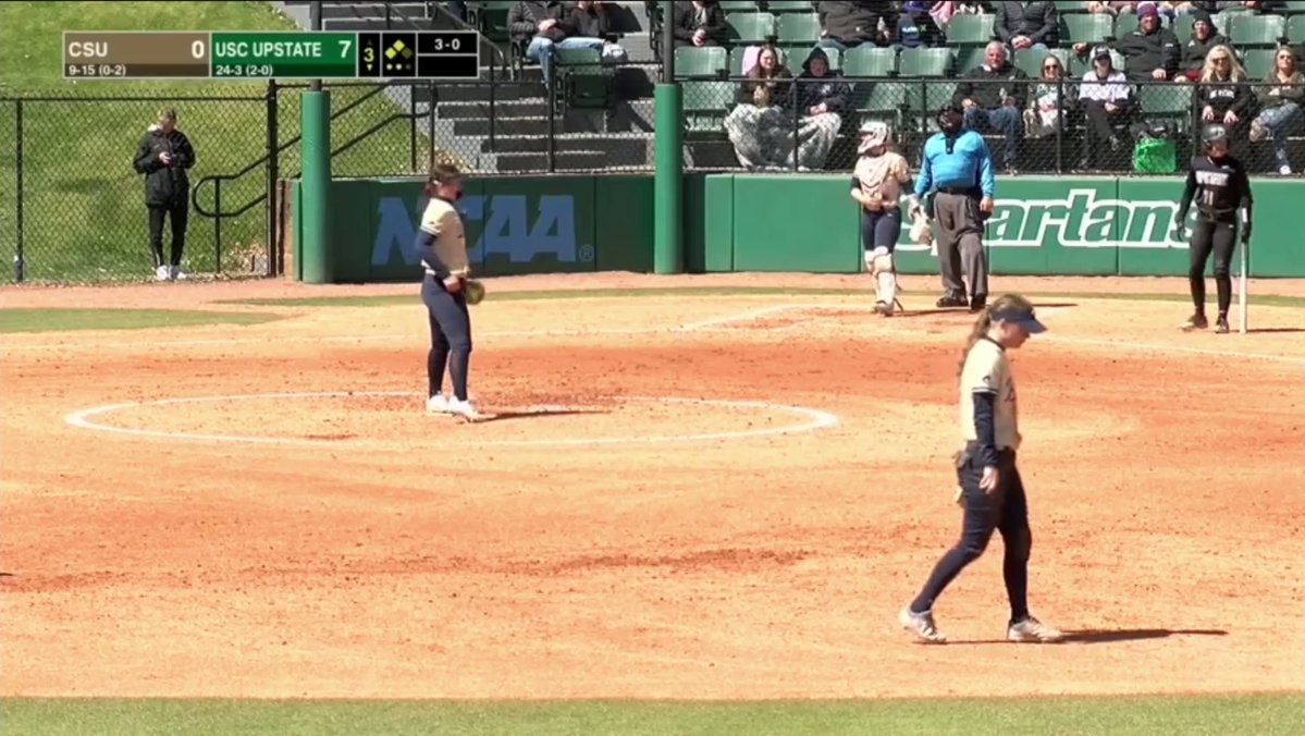 BigSouthSports's tweet photo. .@UpstateSoftball's Denver Lauer makes it 3️⃣-3️⃣ on the day as she drives home runners from third and second with a shot to center field to make it a 9️⃣-0️⃣ ballgame! https://t.co/fuGXzNYGtV