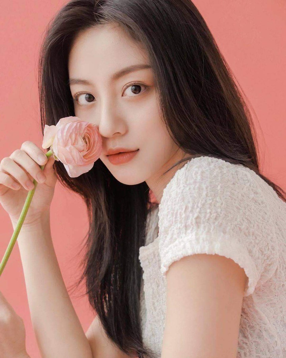 DramalandBR's tweet image. 🎉 | Já sendo dia 20 na Coreia, quem assopra as velinhas é a gatíssima #KangMinAh.

Musa de dramas como #TrueBeauty, #AtADistanceSpringIsGreen e #GausElectronics, desejamos muito amor e sucesso sempre! 🎂

#HappyKangMinAhDay
#HappyBirthdayKangMinAh