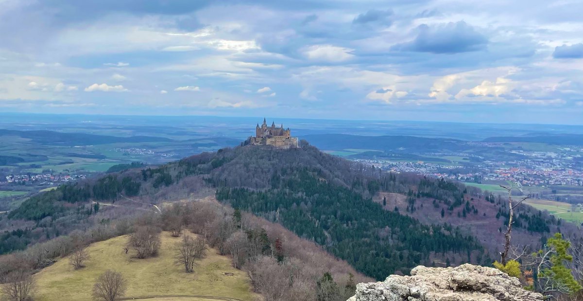 ホーエンツォレルン城ハイキング🏰
雨降る前でギリセーフ🥺

前までは月１行ってたけど、最近行ってなかった😇
もっと暖かくなったら自転車で行こう🚲 https://t.co/h2vxNGW4ip