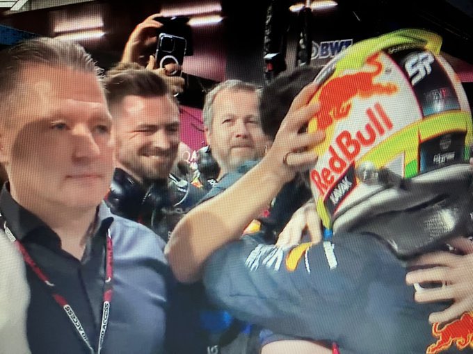 ChecoPerezDios's tweet photo. Desde el corazón de la nación más verga del mundo le mandamos un saludo a señor Jos Verstappen. https://t.co/orFFESECt5