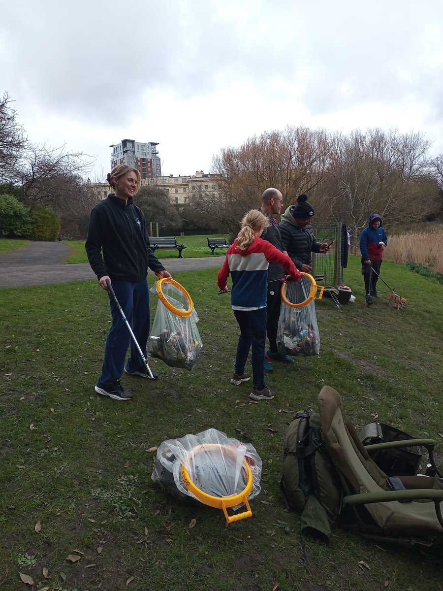 Big thanks to all who volunteered today bramble trimming ✂️ and fence repairs 🔨 also to Belvedere Academy for litter picking as part of the @KeepBritainTidy #GBSpringClean.  Back again in a fortnight - all are welcome to join for however long you can spare ⏰