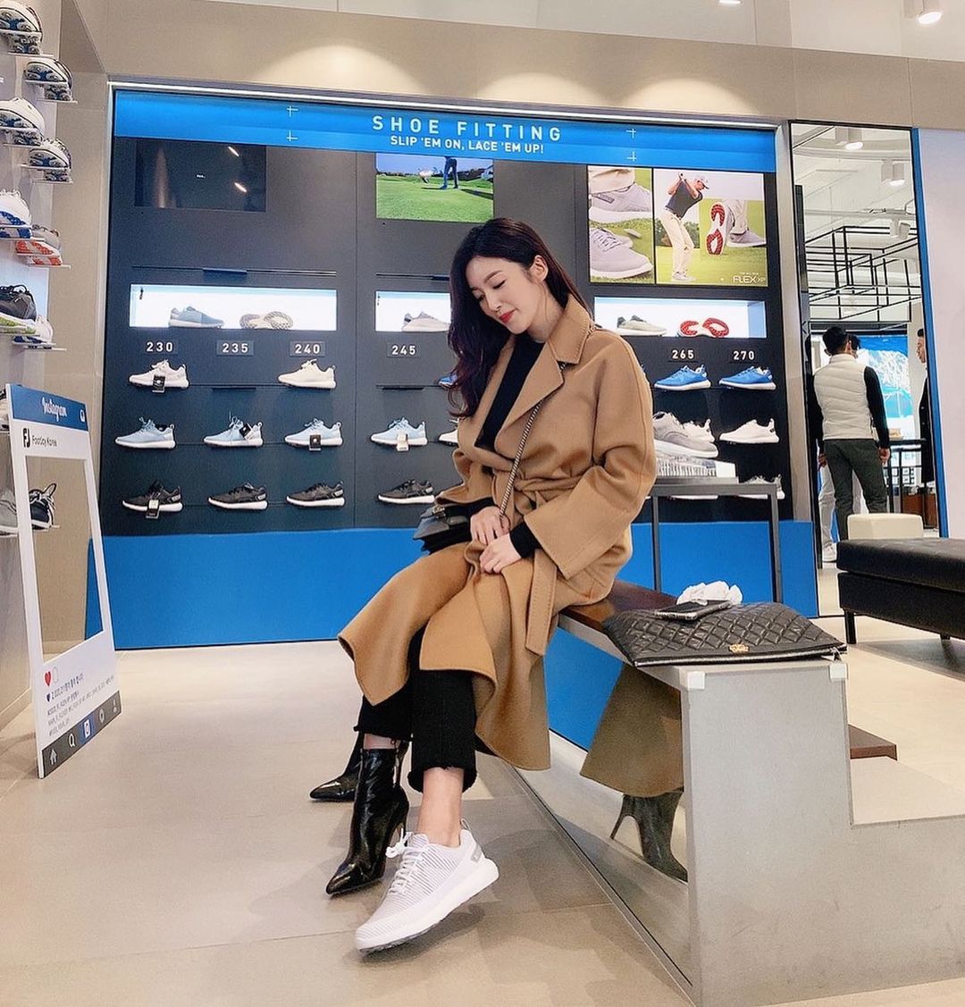Maturity is not about being able to talk about big things, but about starting to understand the little things around you; being thoughtful is the most advanced charm of a person.
#buyshoes

#shoppingwithgirlfriends