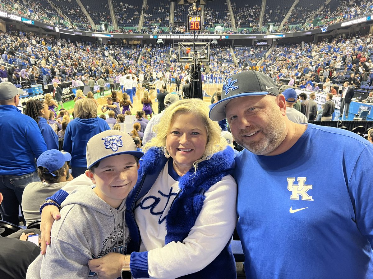 wildcatinNC's tweet photo. #mmselfie #marchmadness #BBN https://t.co/EsFOpXTC4E