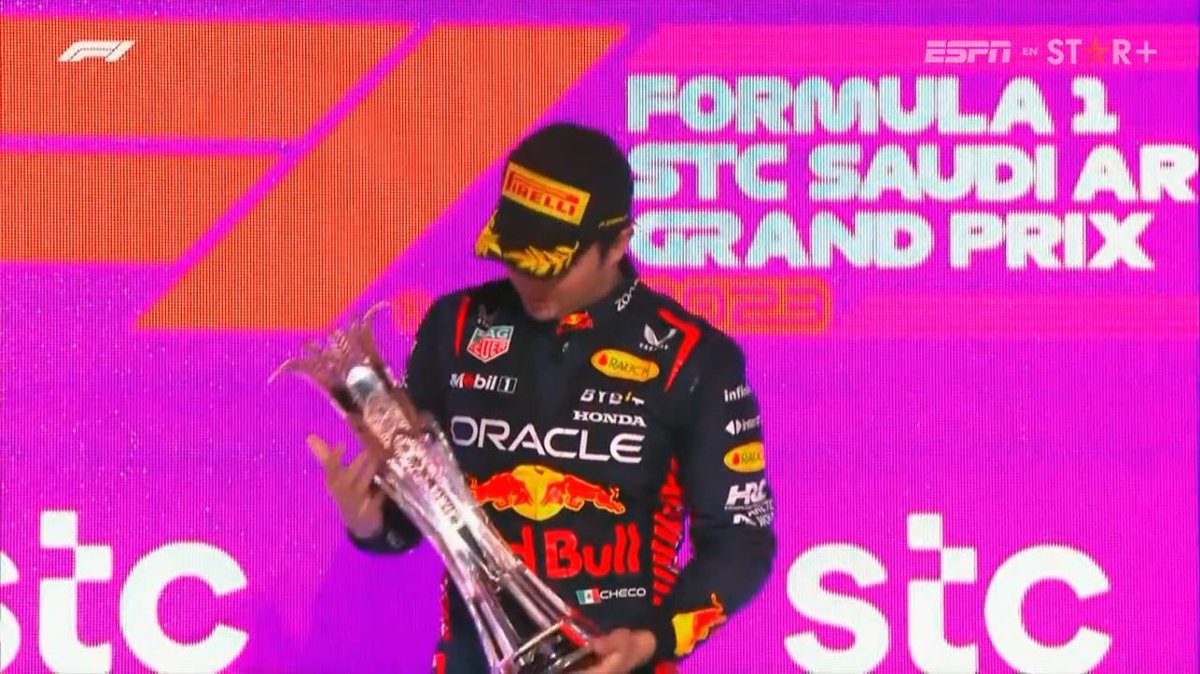 NotiGDL's tweet photo. ¡Y que suene en todo lo alto el Himno Nacional! 🇲🇽
El piloto mexicano Sergio “Checo” Pérez se llevó el Gran Premio de Arabia Saudita! 🇲🇽🥇
#OrgulloTapatio https://t.co/tpE55sMqX6