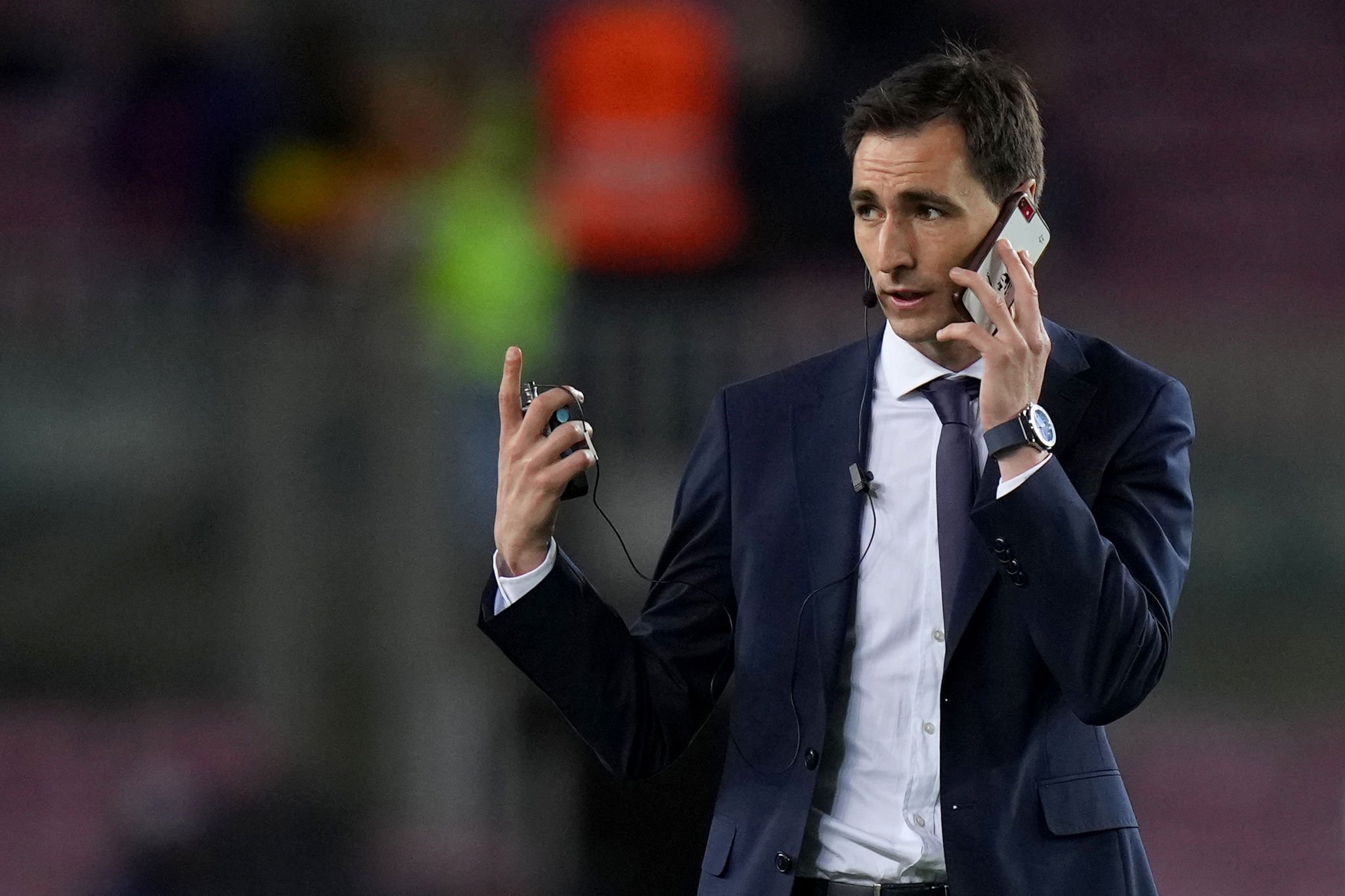 Imagen del 2022 del arbitro de la final con Messi en la funda del movil
