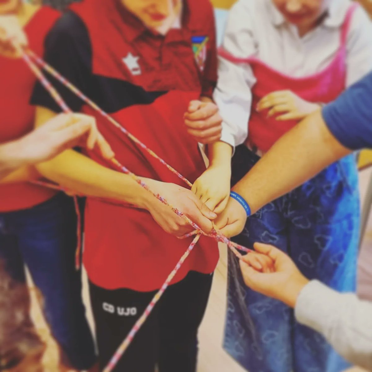 eltallerasc's tweet photo. 📌 Para terminar la semana y enlazar con la siguiente... hoy hemos hecho una sesión de #risoterapia 🔴🔴🔴🔴🔴🔴 para el grupo de 👉🏼 #PINEO de Cruz Roja Juventud Mieres https://t.co/fgPNQbMrKr