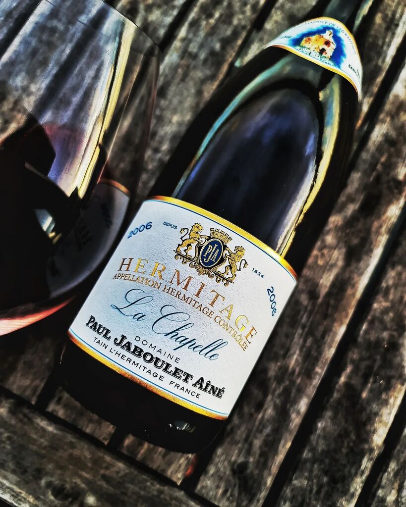 Uno de mis vinos favoritos y de los que más disfruto. Paul Jaboulet Hermitage la Chapelle 2006. Esta añada particular estaba vibrante y golosa, ese norte del Ródano, especialmente en esa "capilla" producen una uva syrah única. 

#frenchwine #wine #winelo… instagr.am/p/Cp-tnaINQ2A/
