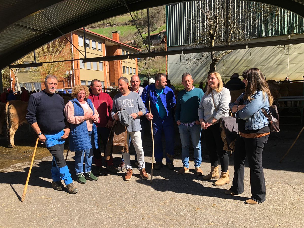 La semana en 4 imágenes:
➡️ martes, en la Junta con los trabajadores de UGT Vareser. 
➡️ jueves, en Langreo reclamando mejoras ferroviarias y urbanísticas
➡️ sábado, en Ribadesella #Pueblu se suma a #ConvocatoriaPorAsturias
➡️ domingo, feria ganadera en Quirós #MedioRuralVivo