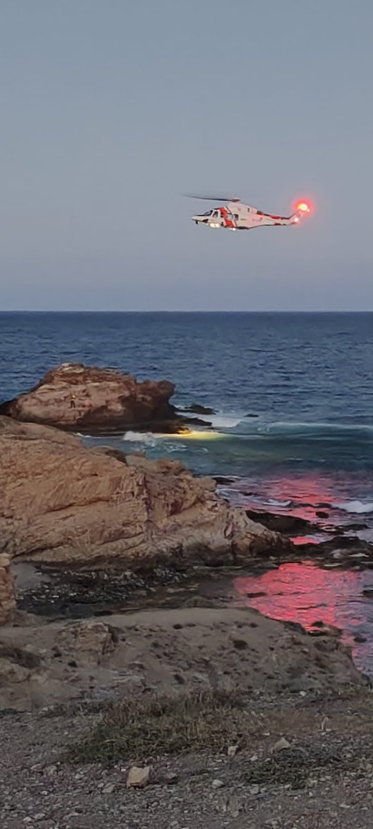 elliotmoso's tweet photo. maniobras de @salvamentogob? hace 15 minutos en los escullos, Almeria https://t.co/lFN2cI7JMk