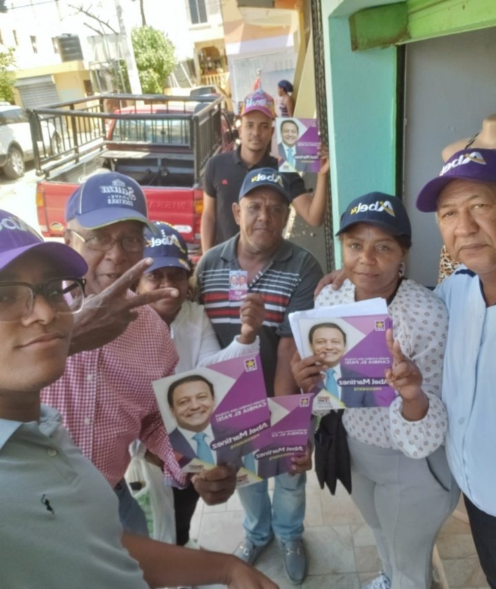 PLDSDO's tweet photo. 🧵El bloque de la Zona en Expansión, no se detiene #1MillónDeAmigosParaAbelSDO la gente esperan con ansias a los peledeistas, dicen: " el 24 está al doblar la esquina" #SeVan #UnMillonDeAmigosParaAbel #AbelEscucha https://t.co/BVqr7IhOji