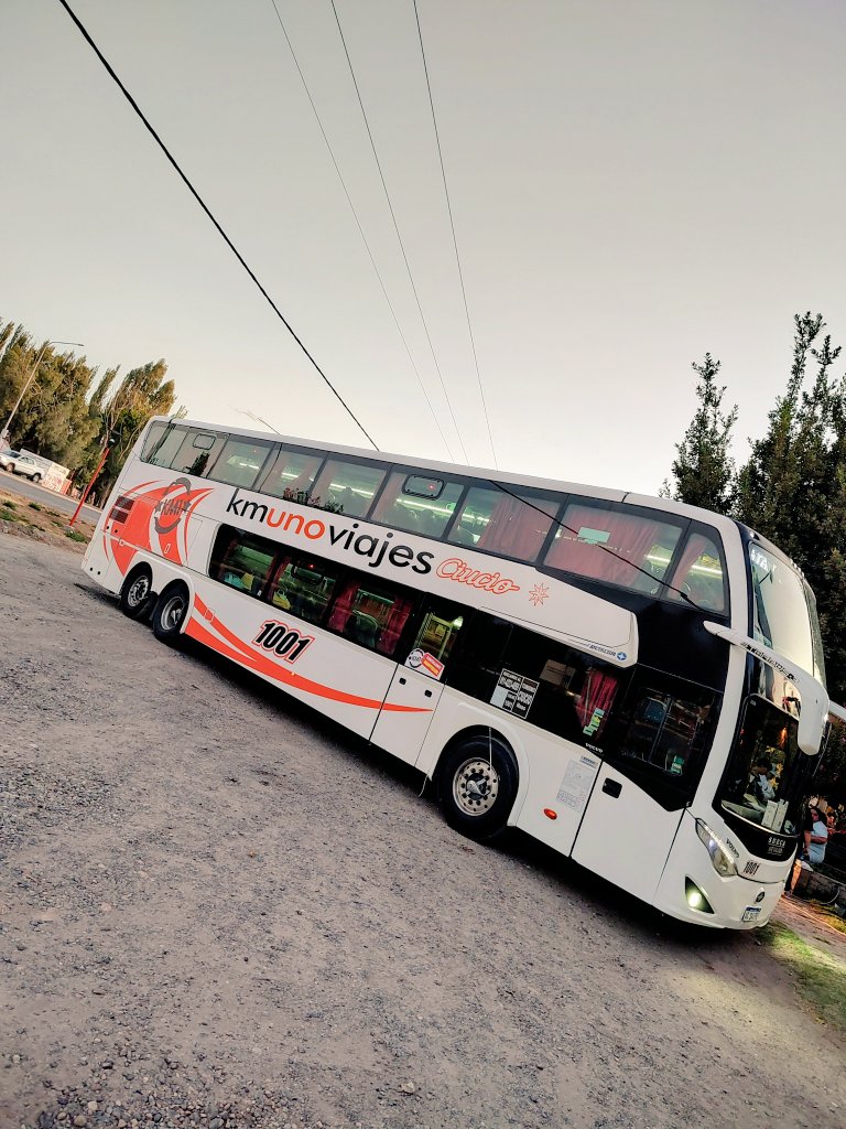 FotoBondi's tweet photo. Uno de los  #Metalsur  que usa KM1 (Turismo ciucio) en la parada de Picún Leufú, Neuquén, sobre la RN 237 . Para la ruta Buenos Aires -  Bariloche hay 3 bastante nuevitos y un #MarcopoloG7 que subiré en el próximo posteo #bus #bondi #neuquen #world #argentina https://t.co/GJ1IpzAySR