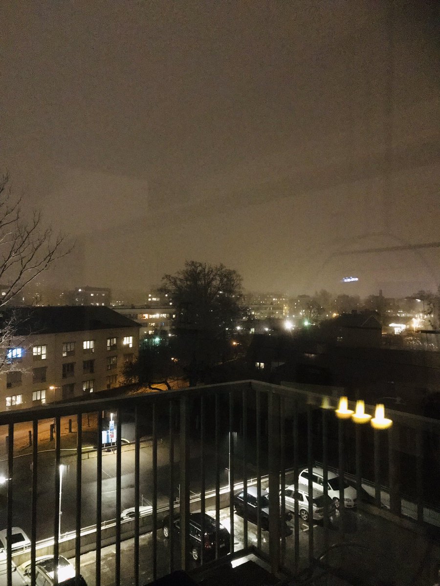 Det är något visst med att blicka ut över dimmiga takåsar och lyssna på Thåström