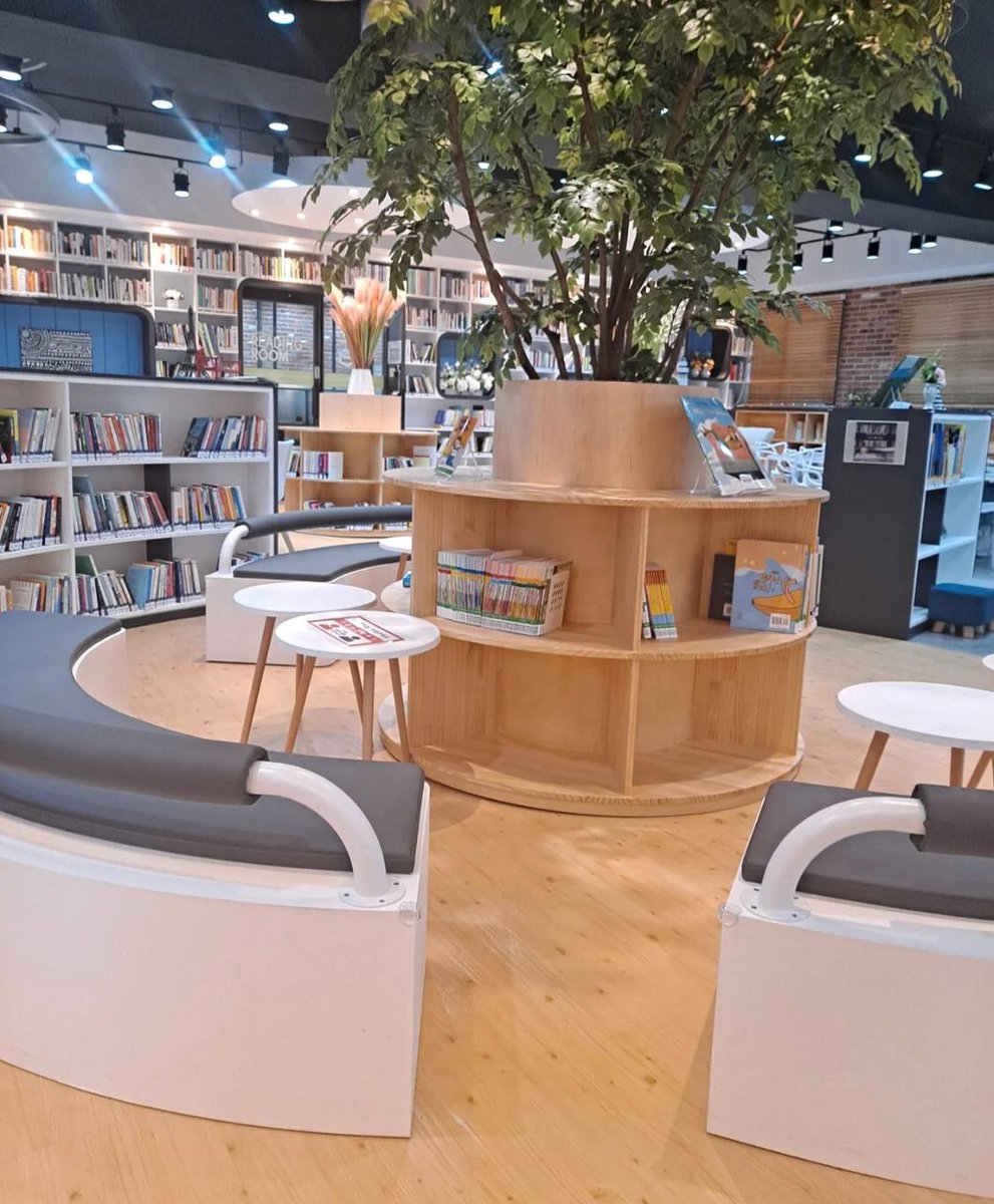 Go to the library to read books with friends on weekends. The book "Smart Investor" is highly recommended for everyone to read.