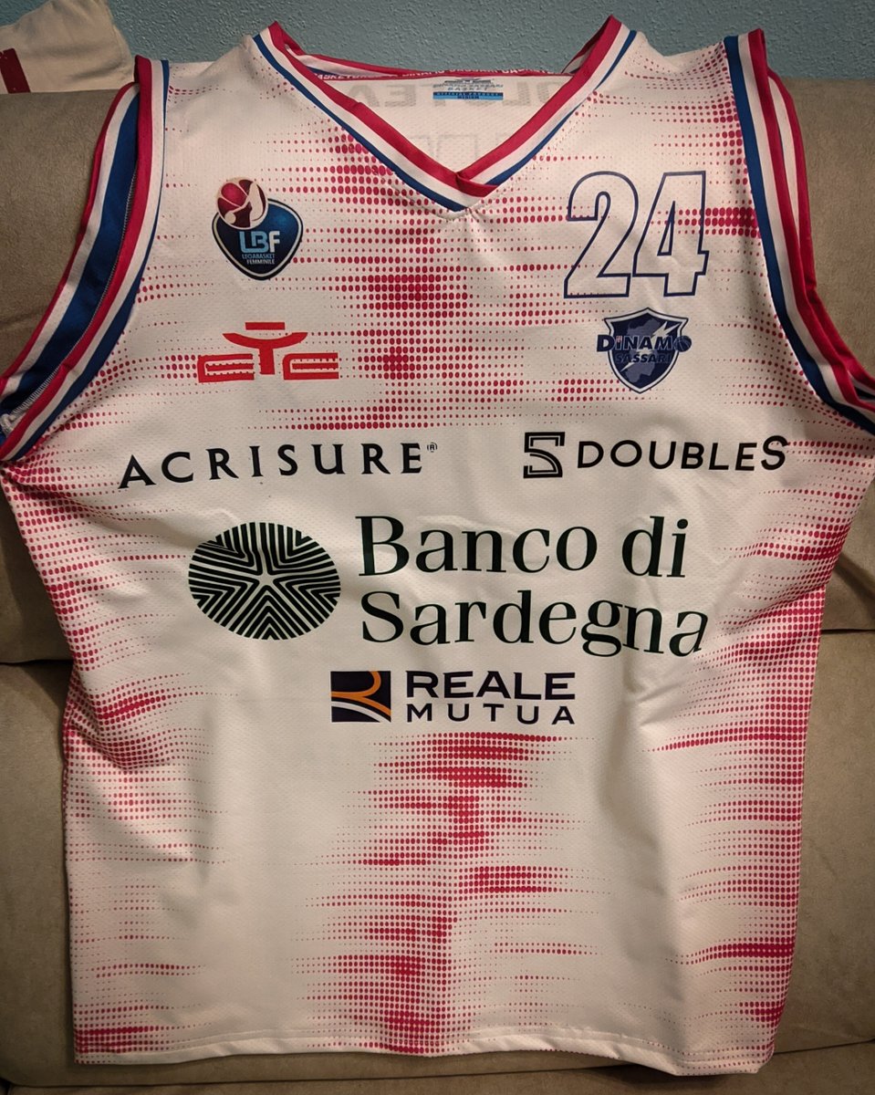 Skywalkerboh's tweet photo. Card autografata e maglietta autografata: Joyner Holmes!
@ConnecticutSun
#ForzaDinamo 
#YouStrong https://t.co/EDoDhTiSNy
